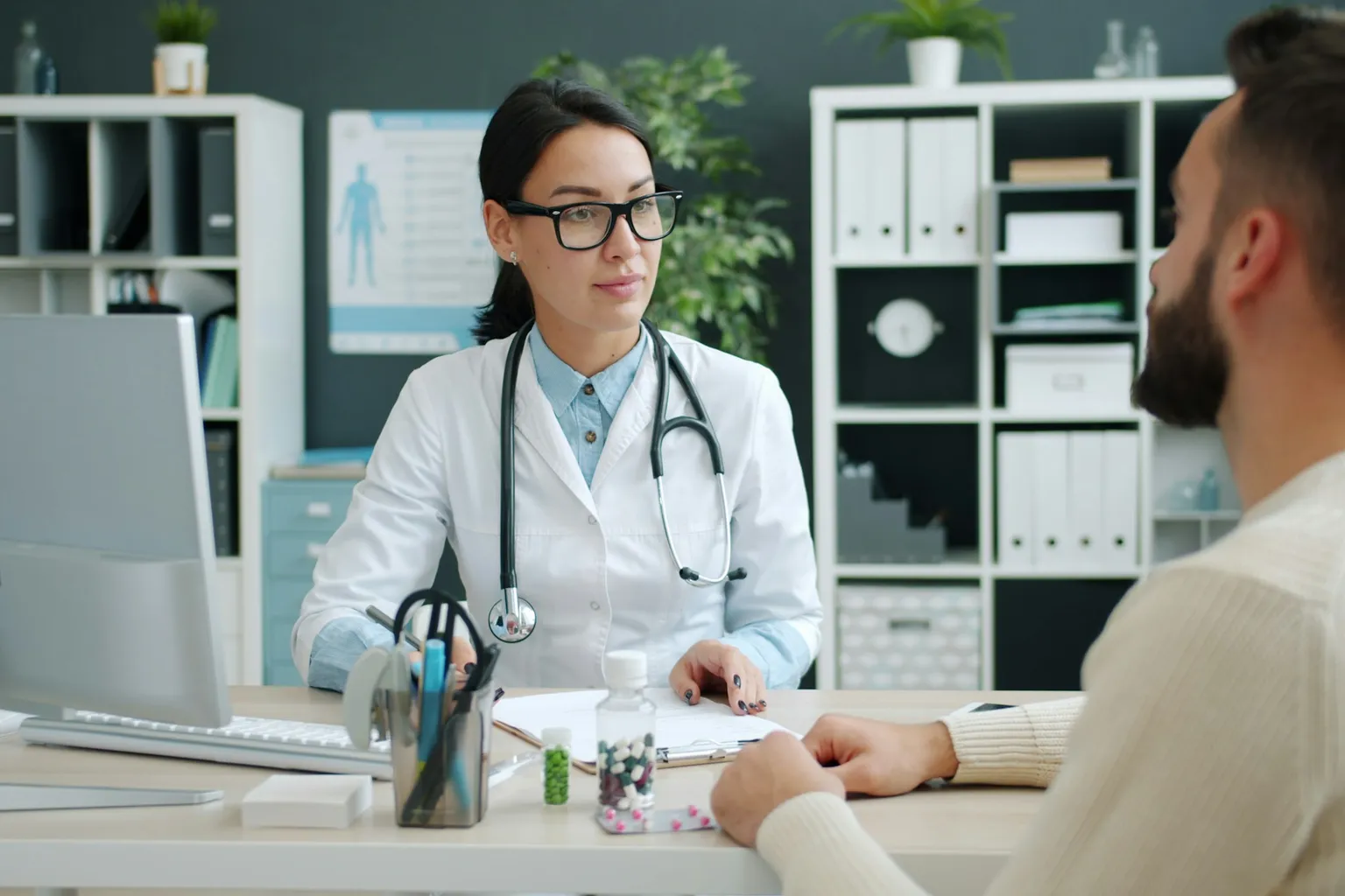Médica conversando com um paciente no consultório